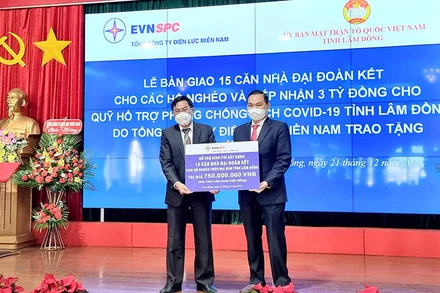 Đại diện Tổng Công ty Điện lực miền nam trao biểu trưng hỗ trợ kinh phí xây dựng 15 căn nhà đại đoàn kết tặng hộ nghèo tại Lâm Đồng.