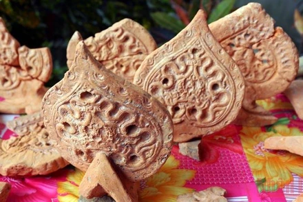 Một số di vật khảo cổ khai quật được tại Hành cung Lỗ Giang. (Ảnh: NGÔ VƯƠNG ANH)