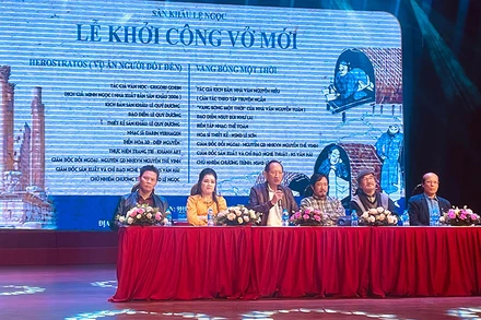 Ê-kíp dựng vở của Sân khấu kịch Lệ Ngọc chia sẻ thông tin về 2 vở diễn.