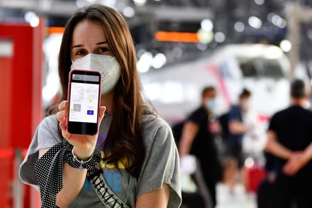 Một phụ nữ trình chứng chỉ Covid-19 kỹ thuật số của mình tại một ga tàu ở Milan, Italia. (Ảnh: REUTERS)