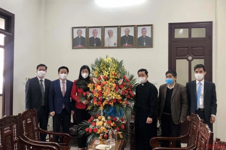 Chủ tịch Uỷ ban Mặt trận Tổ quốc Việt Nam thành phố Hà Nội tặng hoa chúc mừng Giáng sinh tại Giáo xứ Sơn Lộc, Giáo phận Hưng Hóa.