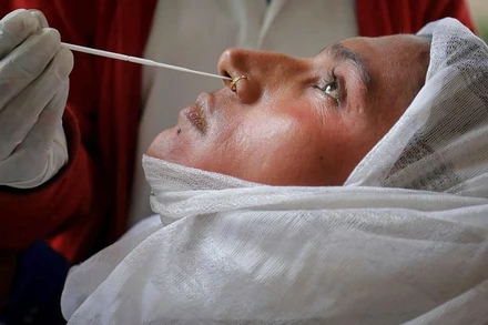 Lấy mẫu xét nghiệm Covid-19 tại 1 trung tâm y tế địa phương ở Ahmedabad, Ấn Độ, ngày 3/12/2021. (Ảnh: Reuters)