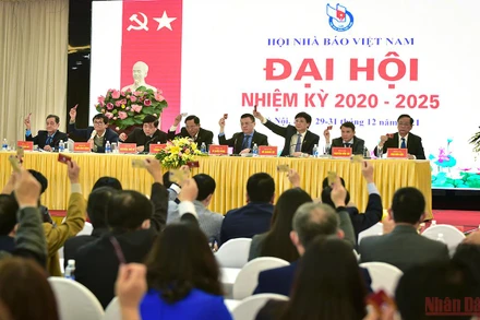 Các đại biểu biểu quyết tại Đại hội. (Ảnh: Thành Đạt)