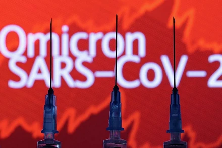 Các nhà khoa học trên thế giới vẫn đang nỗ lực tìm hiểu thêm về biến thể Omicron cũng như hiệu quả của vaccine trước biến thể này. (Ảnh: Reuters)
