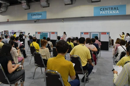 Người dân chờ tiêm vaccine tại một điểm tiêm chủng ở thủ đô Bangkok.