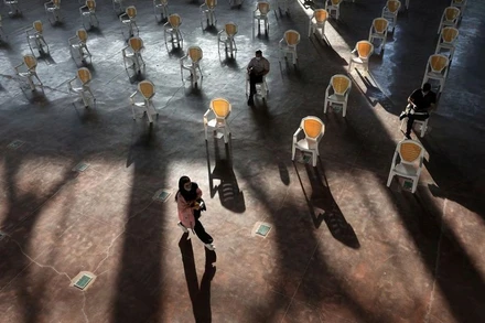 Một trung tâm tiêm chủng ở Tehran, Iran. (Ảnh: REUTERS)