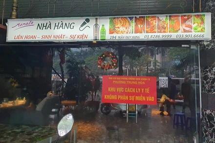 Lực lượng chức năng lập chốt cách ly y tế tại nhà hàng Monaza.