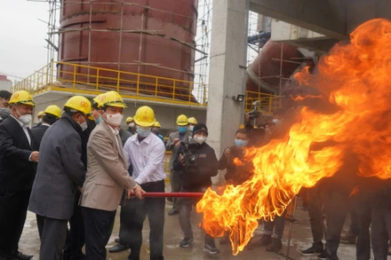 Đồng chí Trương Quốc Huy châm lửa đốt lò đưa vào hoạt động dây chuyền sản xuất xi-măng chịu mặn bền sunfat.