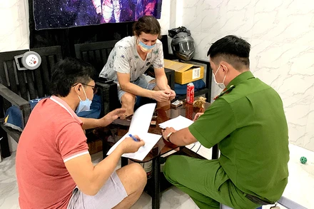 Lực lượng Công an phường Hàm Tiến làm việc với Shedko Dmitri (quốc tịch Nga, mặc áo thun sáng), đối tượng trồng, sản xuất, bào chế cần sa trái phép.