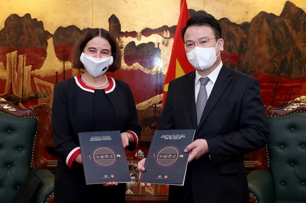 Đại sứ Australia tại Việt Nam, bà Robyn Mudie và Thứ trưởng Kế hoạch và Đầu tư Trần Quốc Phương công bố Chiến lược tăng cường hợp tác kinh tế Việt Nam-Australia. (Ảnh: Đại sứ quán Australia tại Việt Nam)