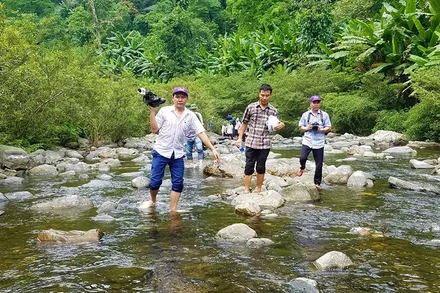 Phóng viên các cơ quan báo chí Trung ương tại Quảng Bình khảo sát về du lịch ở miền tây tỉnh. (Ảnh minh họa)