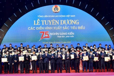 Thủ tướng Phạm Minh Chính và 57 cá nhân có sáng kiến xuất sắc tiêu biểu. (Ảnh: TRẦN HẢI)