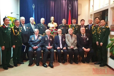 Các đại biểu chụp ảnh lưu niệm. 