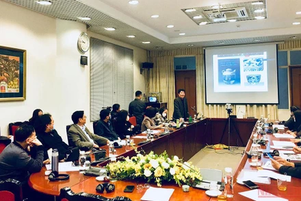 PGS.TS Bùi Minh Trí trình bày về gốm sứ ngự dụng phát hiện tại Hoàng thành Thăng Long. (Ảnh: THU HẰNG)