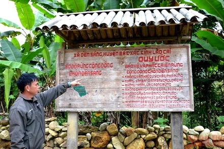 Ông Lý Vần Củi vận động bà con trong thôn xây dựng quy ước bảo vệ rừng cộng đồng.