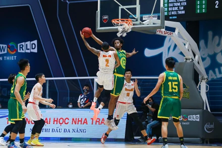 Đội tuyển bóng rổ nam quốc gia tranh tài trong chuỗi trận thực nghiệm VBA Premier Bubble Games 2021. (Ảnh: VBA)