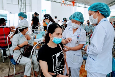 Hải Phòng đang tập trung đôn đốc để thực hiện mục tiêu đạt độ bao phủ tiêm vaccine mũi 1 trong tháng 12.