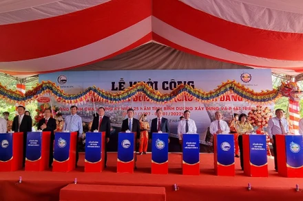 Lãnh đạo tỉnh Bình Dương và tỉnh Đồng Nai thực hiện nghi thức khởi công xây dựng cầu Bạch Đằng 2.