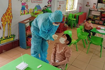 Xét nghiệm cho trẻ em Trường mầm non xã Vũ Đoài (huyện Vũ Thư, tỉnh Thái Bình) trong ngày đầu đến trường.