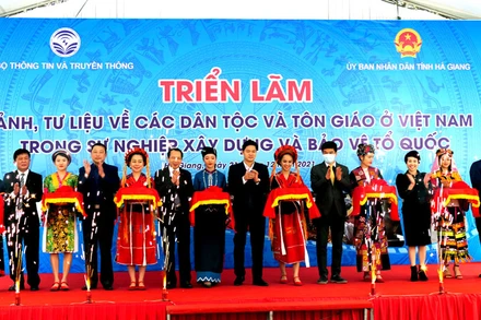 Các đại biểu cắt băng khai mạc triển lãm.