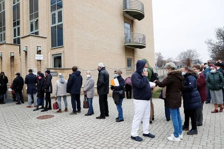 Người dân Hungary xếp hàng chờ tiêm vaccine ngừa Covid-19 ở thủ đô Budapest, ngày 22/11/2021. (Ảnh: Reuters)