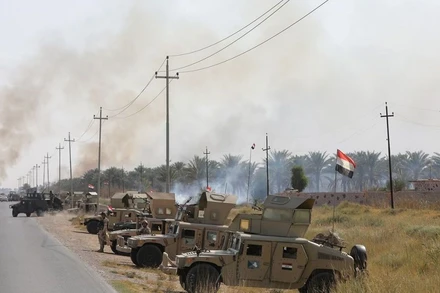 Lực lượng an ninh Iraq có mặt tại hiện trường 1 vụ tấn công do tổ chức khủng bố IS tiến hành gần Muqdadiya, Iraq, ngày 27/10/2021. (Ảnh: Reuters)