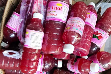 Lực lượng chức năng phát hiện nhiều loại thực phẩm không rõ nguồn gốc tại hiện trường.