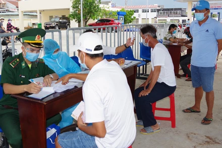 Tăng cường kiểm soát dịch tại các cảng cá trên địa bàn TP Vũng Tàu. (Ảnh: NGUYỄN NAM)