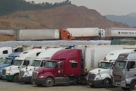 Xe chở hàng nông sản vẫn còn ừn ứ tại cửa khẩu Tân Thanh.