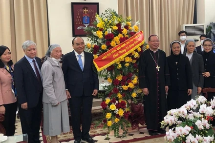 Chủ tịch nước Nguyễn Xuân Phúc chúc mừng Tòa Tổng Giám mục Hà Nội nhân dịp Giáng sinh 2021.