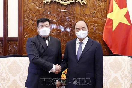 Chủ tịch nước Nguyễn Xuân Phúc tiếp Đại sứ Mông Cổ Jigjee Sereejav. (Ảnh: TTXVN)