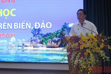 Đồng chí Nguyễn Trọng Nghĩa, Bí thư Trung ương Đảng, Trưởng Ban Tuyên giáo Trung ương, phát biểu tại hội thảo.