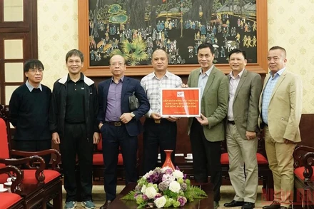 Liên đoàn bóng bàn Việt Nam trao tặng Câu lạc bộ bóng bàn Báo Nhân Dân bàn bóng tiêu chuẩn quốc gia.