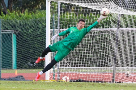 Thủ thành Tấn Trường trong buổi tập chiều 17/12. (Ảnh: VFF)