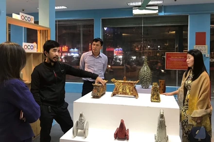 Triển lãm các sản phẩm thủ công mỹ nghệ tiêu biểu.