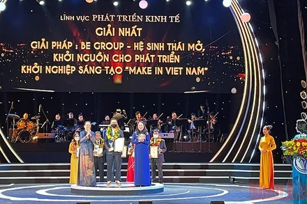 Phó Chủ tịch nước Võ Thị Ánh Xuân trao giải Nhất cho Công trình “Be Group-Hệ sinh thái mở, khởi nguồn cho phát triển khởi nghiệp sáng tạo “make in Vietnam” của Công ty cổ phần Be Group.