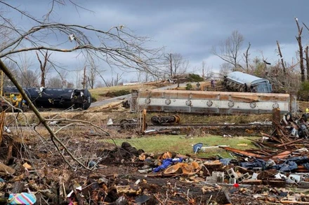 Lốc xoáy kinh hoàng khiến cả 1 đoàn tàu trật bánh ở Earlington, Kentucky, Mỹ, ngày 11/12/2021. (Ảnh: Reuters)