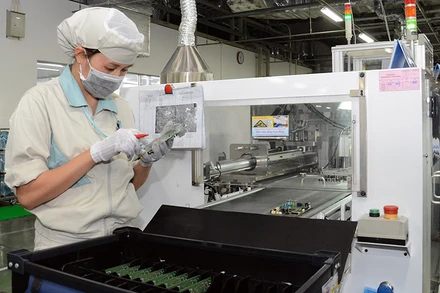 Sản xuất linh kiện điện tử tại Công ty Canon Việt Nam (Khu công nghiệp Bắc Thăng Long, Hà Nội). Ảnh: DUY LINH