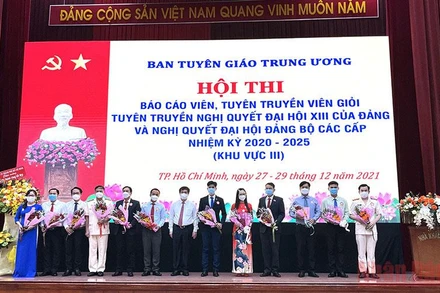 Ban tổ chức tặng hoa cho các thí sinh tham gia Hội thi. 
