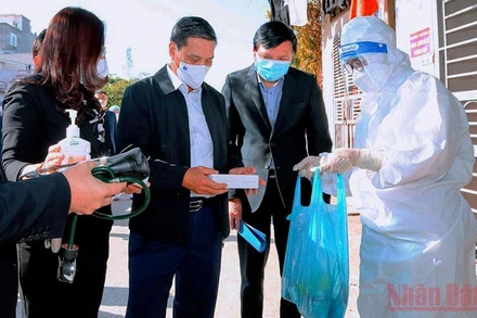 Chủ tịch UBND thành phố Hải Phòng cùng lãnh đạo các ngành chức năng kiểm tra công tác phòng, chống dịch trên địa bàn quận Hồng Bàng. 