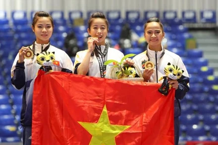 Châu Tuyết Vân (giữa), cùng các vận động viên Liên Thị Tuyết Mai và Nguyễn Thị Lệ Kim giành huy chương Vàng nội dung quyền đồng đội nữ của môn Taekwondo tại SEA Games 29 ở Malaysia, hồi tháng 8/2017. (Ảnh: Quốc Khánh/TTXVN)