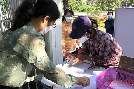 Bảo hiểm xã hội quận Thủ Đức tiếp nhận hồ sơ của người lao động để chi hỗ trợ từ Quỹ Bảo hiểm thất nghiệp.