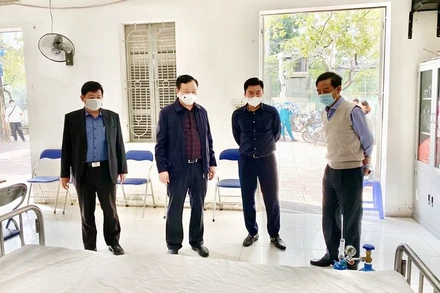 Lãnh đạo quận Đống Đa kiểm tra công tác chuẩn bị của Trạm Y tế lưu động tại phường Láng Hạ.