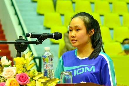 VĐV Nguyễn Thị Mai Phương thay mặt các VĐV tuyên thệ tại lễ khai mạc. (Ảnh: Duy Linh)