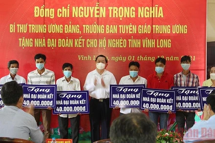Trưởng Ban Tuyên giáo Trung ương Nguyễn Trọng Nghĩa trao 20 căn nhà đại đoàn kết cho hộ nghèo huyện Vũng Liêm, tỉnh Vĩnh Long. (Ảnh: BÁ DŨNG)