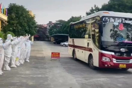 Bệnh viện Phục hồi chức năng tiễn bệnh nhân mắc Covid-19 khỏi bệnh trở về nhà.