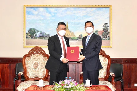 Tổng Lãnh sự Việt Nam tại Pakse Nguyễn Văn Trung (trái) trình Thư ủy nhiệm Lãnh sự. (Ảnh: Tổng Lãnh sự quán Việt Nam tại Pakse)