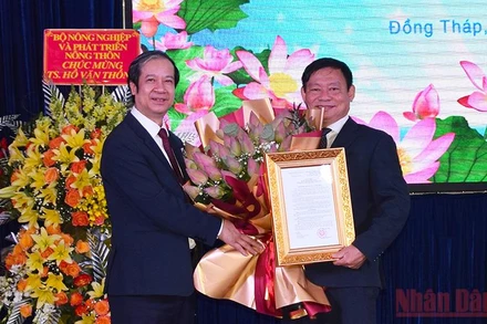 Bộ trưởng Nguyễn Kim Sơn trao Quyết định và tặng hoa chúc mừng tân Hiệu trưởng Trường Đại học Đồng Tháp Hồ Văn Thống.