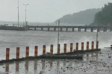 Tại đảo Cù Lào Chàm đã có gió cấp 7-8, giật cấp 9-10. 