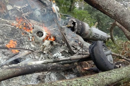 (Ảnh do người dân địa phương tham gia tìm kiếm và cứu nạn tại hiện trường vụ rơi máy bay cung cấp/ANI)